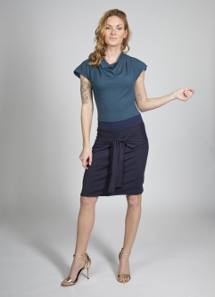 zweifarbiges Kleid mit Band