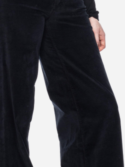 schwarze Hose aus Samt