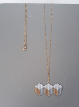 Halskette mit grafischem Würfel