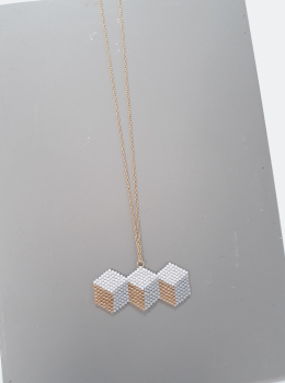 Halskette mit grafischem Würfel