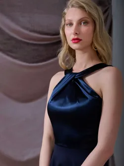 Kleid mit kunstvollem Oberteil