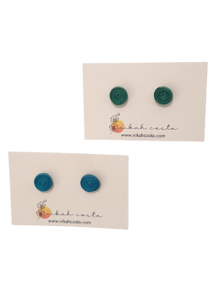 bunte, kleine Ohrstecker