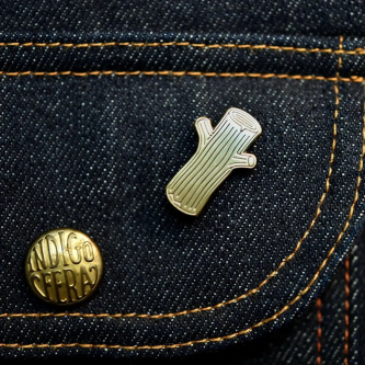 Anstecker Holzscheit