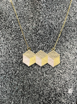 Kette mit Anhänger aus Perlen
