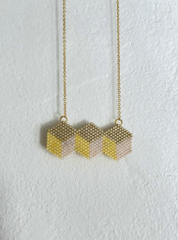 Kette mit Anhänger aus Perlen