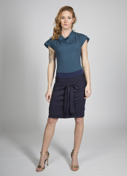 zweifarbiges Kleid mit Band