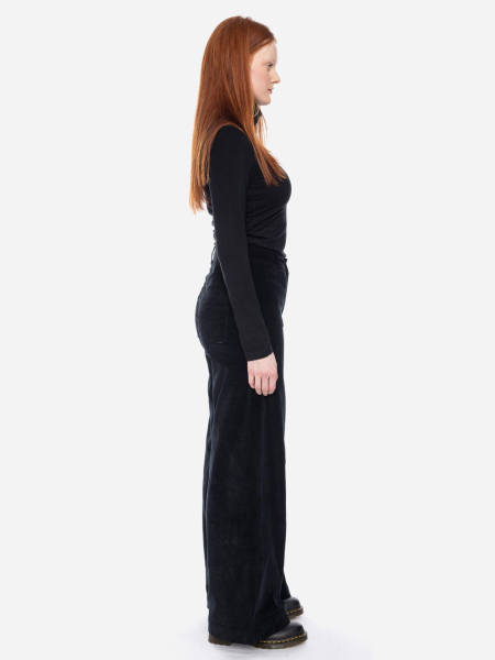 schwarze Hose aus Samt