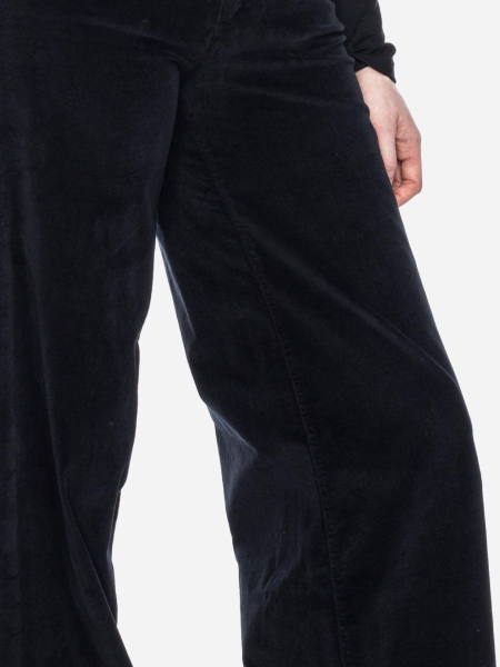 schwarze Hose aus Samt