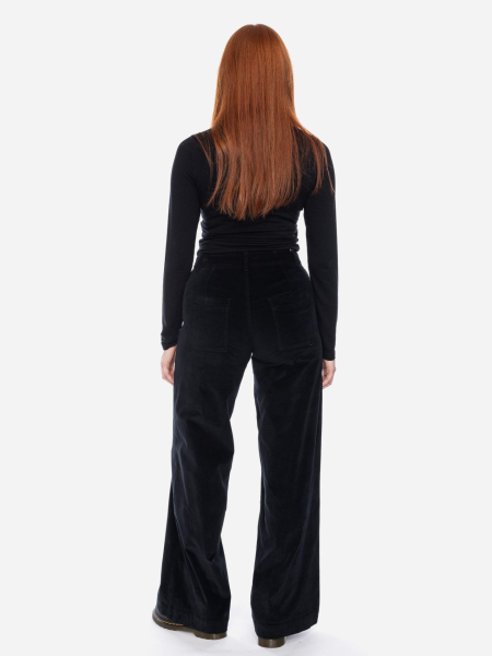 schwarze Hose aus Samt