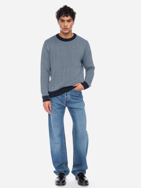 blauer Pullover mit Muster