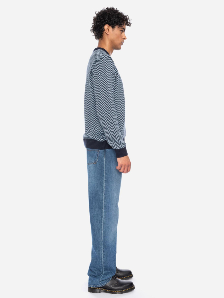 blauer Pullover mit Muster