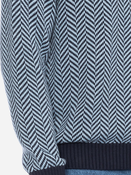 blauer Pullover mit Muster