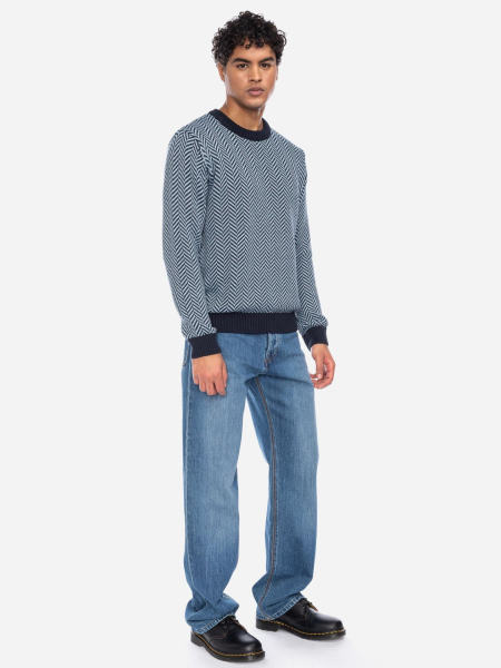 blauer Pullover mit Muster