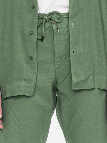 Shorts aus atmungsaktivem Materialmix
