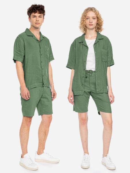 Shorts aus atmungsaktivem Materialmix