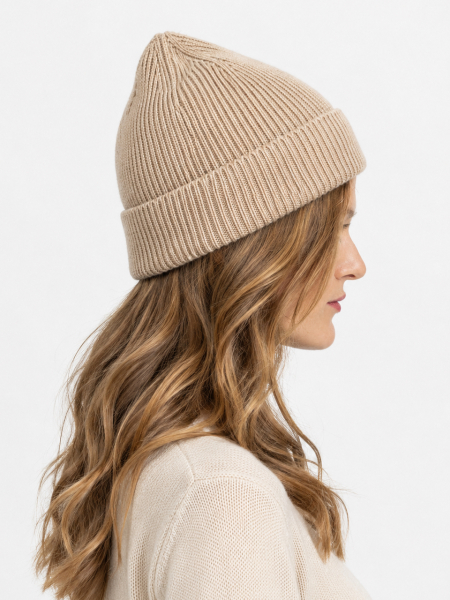 KI: Beige Strickmütze