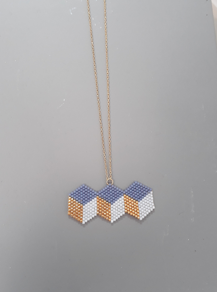 Halskette mit grafischem Würfel