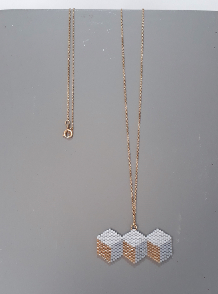 Halskette mit grafischem Würfel