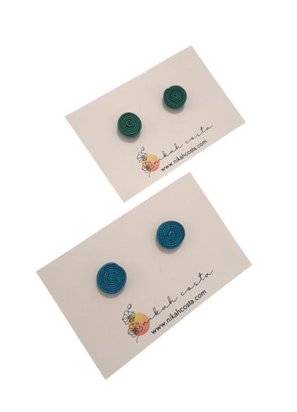 bunte, kleine Ohrstecker