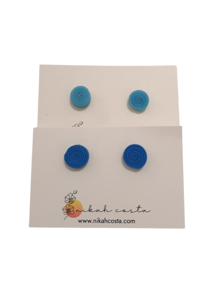 bunte, kleine Ohrstecker