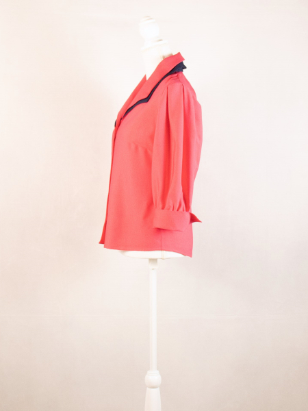 Bluse in kräftiger Farbe