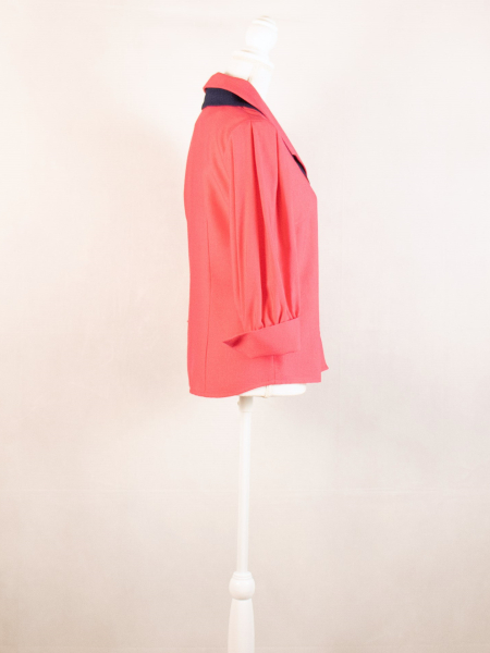 Bluse in kräftiger Farbe