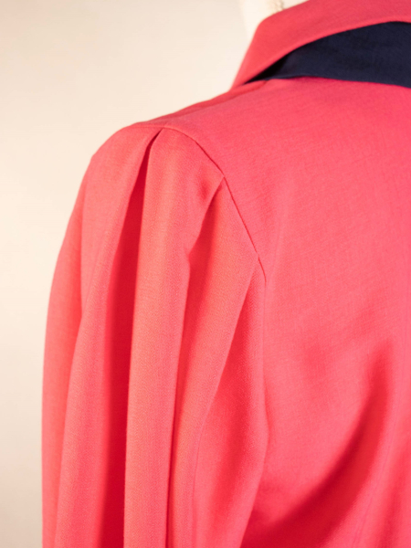 Bluse in kräftiger Farbe