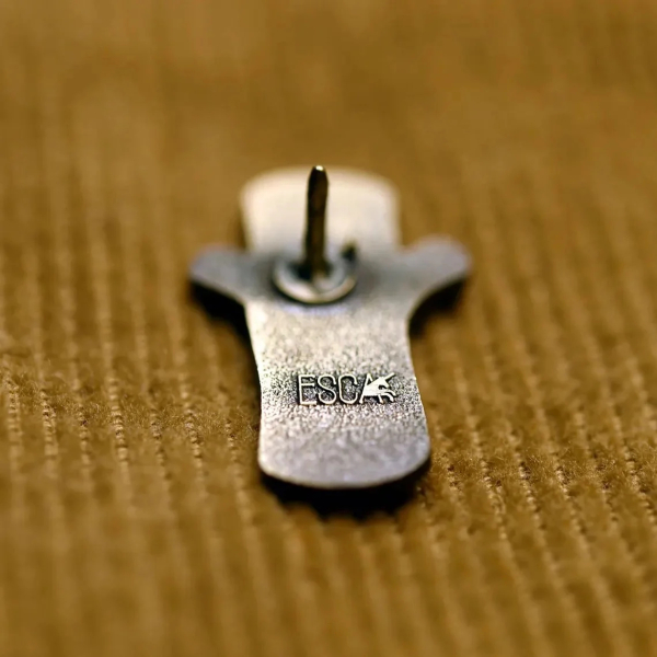 Anstecker Holzscheit
