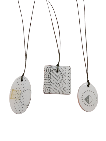 Keramik auf zarter Kette