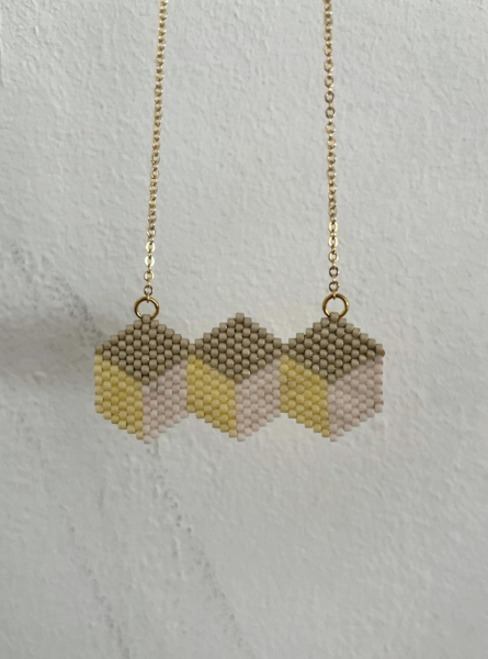 Kette mit Anhänger aus Perlen
