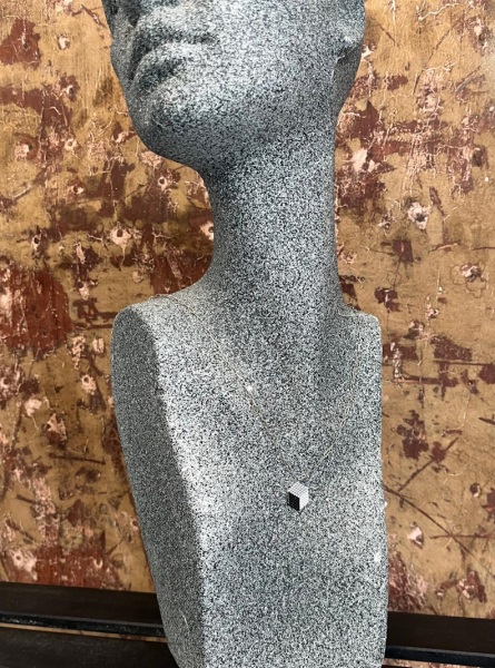 Kette mit Würfel-Anhänger
