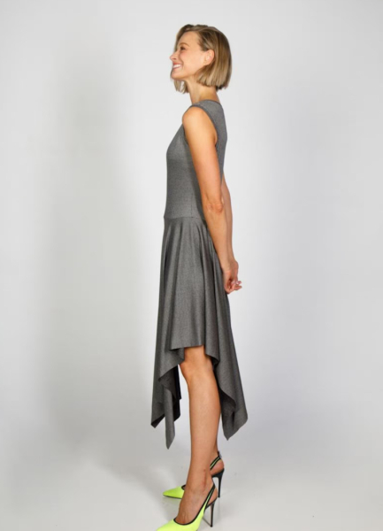 silber-graues Kleid mit asymmetrie